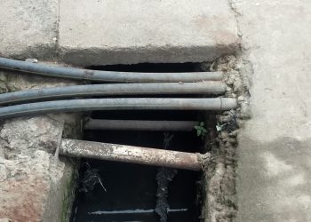 Water supply pipe passing through a drain in Cuttack