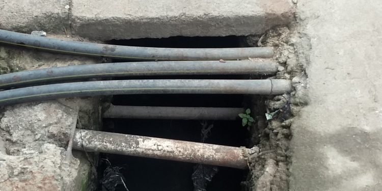 Water supply pipe passing through a drain in Cuttack