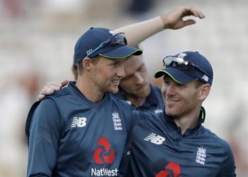 Joe Root (L) and Eoin Morgan