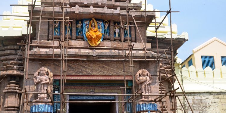 Puri Jagannath temple’s Lion Gate undergoes silver casing