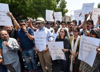 Jagisha Arora, wife of journalist Prashant Kanojia who was arrested by UP Police, along with other journalists stages a protest against Kanojia's arrest, at Press Club in New Delhi, Monday