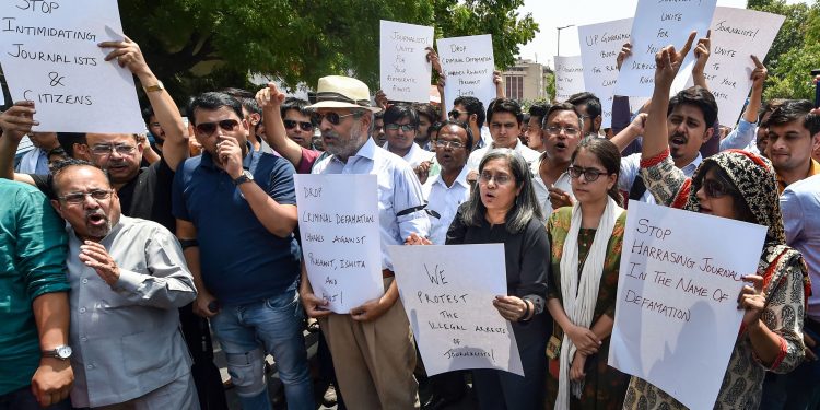 Jagisha Arora, wife of journalist Prashant Kanojia who was arrested by UP Police, along with other journalists stages a protest against Kanojia's arrest, at Press Club in New Delhi, Monday