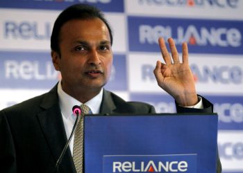 Anil Ambani, chairman of the Reliance Anil Dhirubhai Ambani Group, speaks during a news conference in Mumbai January 16, 2011. Ambani said on Sunday neither he nor his Reliance Infra and Reliance Natural Resources units had any current plans to buy companies but added they could do so through an open offer if needed. REUTERS/Danish Siddiqui (INDIA - Tags: BUSINESS) - RTXWMLZ