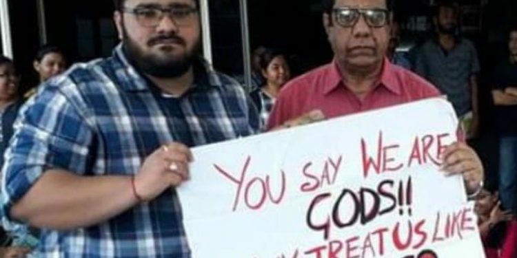 Mamata Banerjee's nephew Dr Abesh Banerjee (L) joins the doctors' stir in West Bengal (Iamge courtesy Twitter)