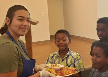 Teen celebrates graduation by feeding 400 homeless people