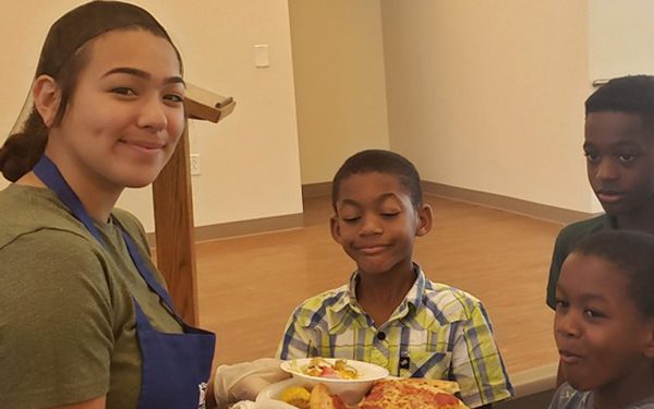 Teen celebrates graduation by feeding 400 homeless people