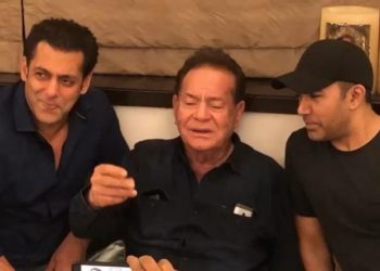 Watch: Salman, Salim Khan sings 'Suhani Raat Dhal...'