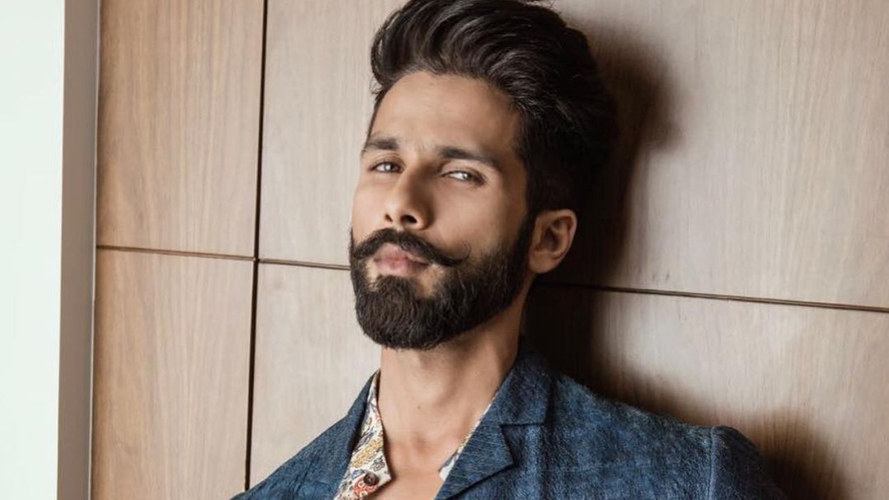 Shahid Kapoor - Chocolate Boy of Bollywood - Few days back everyone was  gaping over Shahid Kapoor's blue hair strand pic, taken for his next film  Udta Punjab. Already the actor made
