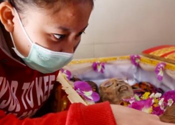 Tribe that keeps dead bodies at home for years