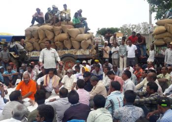 Farmers stage road blockade over delay in crop procurement