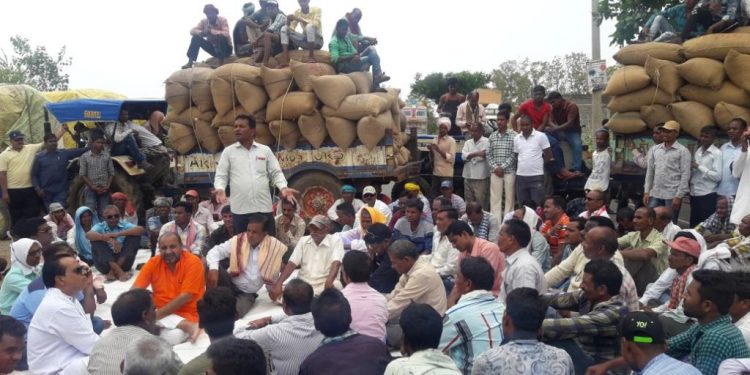 Farmers stage road blockade over delay in crop procurement