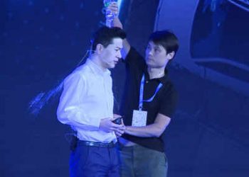 Man pours cold water over Baidu chief's head at AI event