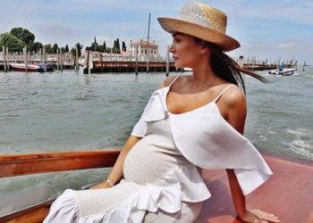 Singh Is Bliing actress Amy takes boat ride flaunting baby bump