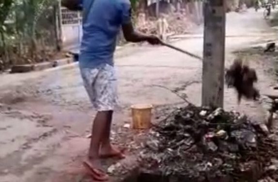 College lecturer cleans drain in Malkangiri