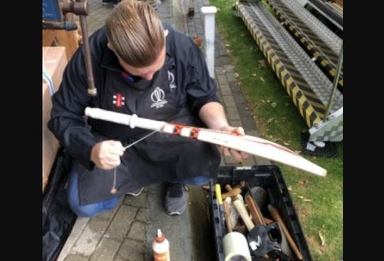 Bairstow was seen having a short discussion with the shop operator and no sooner did Bairstow leave the store that he started removing the grip of the bat to take a close look at the shoulder and do the necessary repair work.