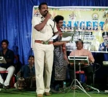 IIC wins hearts with his songs