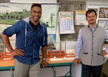 Inspired by the work of Muruganantham, an entrepreneur who developed cost-efficient sanitary napkins, Bravo chose to meet him during a private visit to the city.