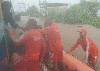 Following an SOS from the Maharashtra government to the Defence authorities, at least two helicopters, including a Seaking and a MI17, with relief material and personnel were despatched from Mumbai to the site.