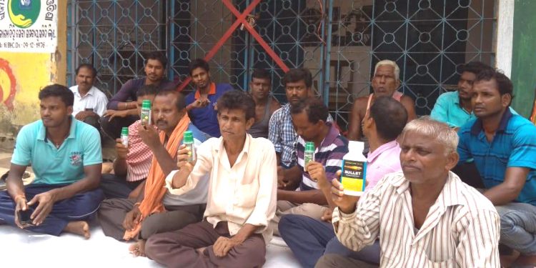 Paddy MSP not paid, farmers protest with poison in hands