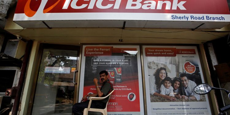 A security guard sits outside an ICICI bank branch in Mumbai, India, April 4, 2018. REUTERS/Francis Mascarenhas - RC1E03B225D0