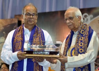 Mani Sankar Mukherji (L) with West Bengal Governor K N Tripathy