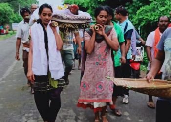 Girls turn pall-bearers, light dad's funeral pyre 