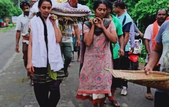 Girls turn pall-bearers, light dad's funeral pyre 