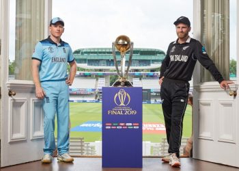 The two captains with the trophy.