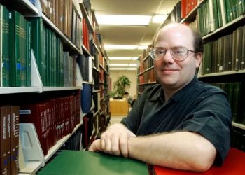 Wikipedia co-founder slams Facebook, Twitter
