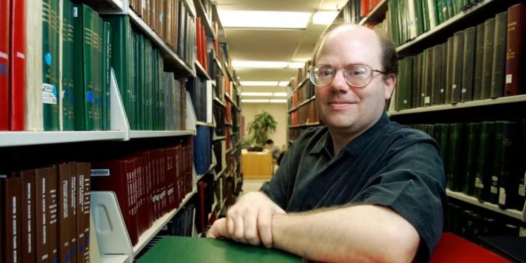 Wikipedia co-founder slams Facebook, Twitter