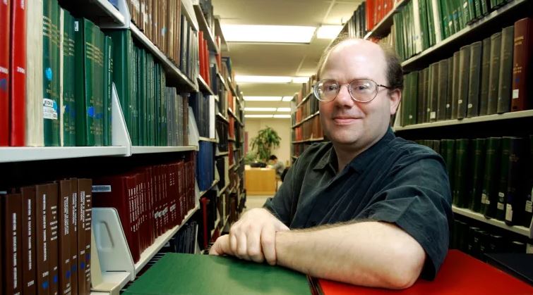 Wikipedia co-founder slams Facebook, Twitter