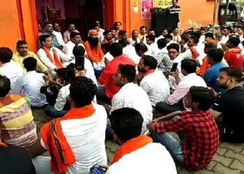 In retaliation to Muslims offering namaaz on roads, several right wing outfits such as Bajrang Dal had started organising Hanuman aarti every Tuesday and Saturday outside temples in the city.