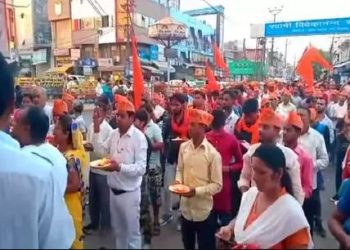 According to reports, a group of HYV activists sat outside a Hanuman temple in Sikandrarau area and recited the ‘Hanuman Chalisa’ repeatedly for over an hour Tuesday evening.