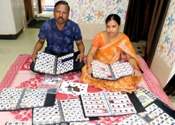 photo basanta behura and gopa mohanty with coins