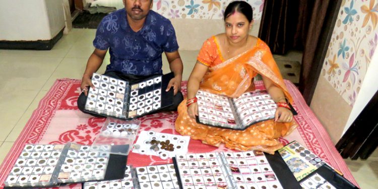 photo basanta behura and gopa mohanty with coins