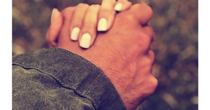 #Relationshipgoals: Deepika, Ranveer hold hands in new image