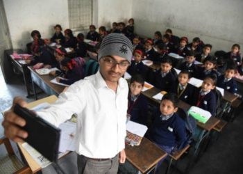 District education officials have passed to post the photographs on the Basic Shiksha Adhikari (BSA) webpage to mark their attendance before 8.a.m.