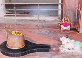 Mysterious shivling that changes colour
