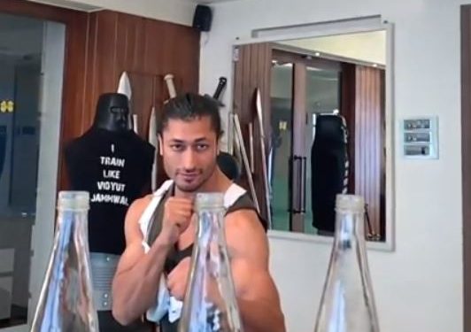 Vidyut Jammwal surpasses Akshay, Tiger in #BottleCapChallenge; Watch video