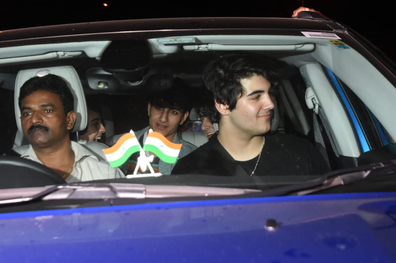 Saif, Akshay's sons get mobbed by street children post dinner; See pics 