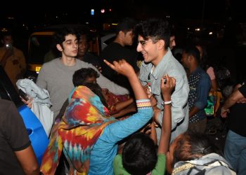 Saif, Akshay's sons get mobbed by street children post dinner; See pics