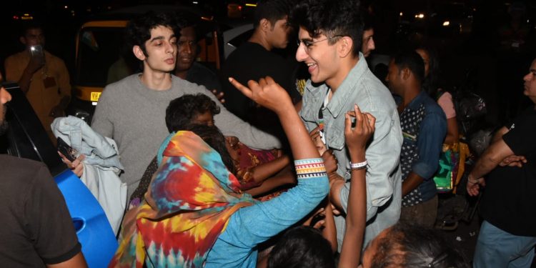 Saif, Akshay's sons get mobbed by street children post dinner; See pics
