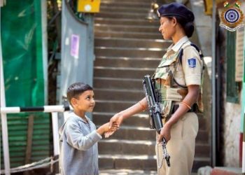 Adorable photo of Kashmiri child shaking hands with CRPF personnel wins hearts