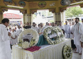 Vice-President M Venkaiah Naidu paying his last respects to Arun Jaitley at the Nigambodh Ghat, Sunday