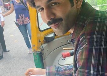 Kartik Aaryan enjoys Lucknow street food in auto-rickshaw