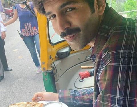 Kartik Aaryan enjoys Lucknow street food in auto-rickshaw