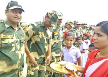 Schoolgirls tie rakshis to BSF jawans in Malkangiri