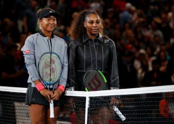 Naomi Osaka (L) and Serena Williams