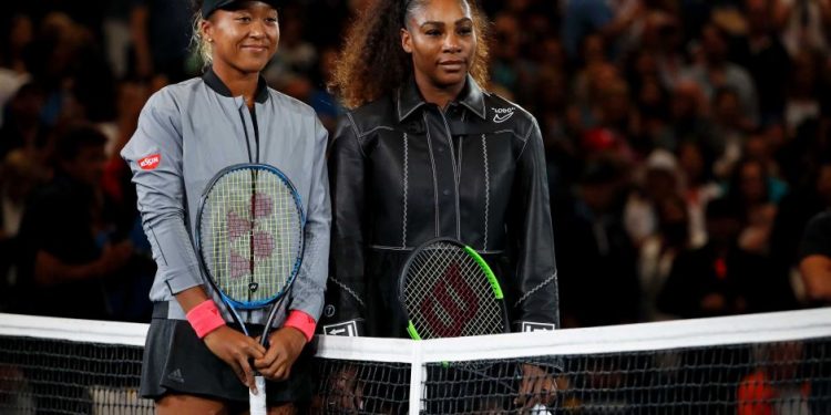 Naomi Osaka (L) and Serena Williams