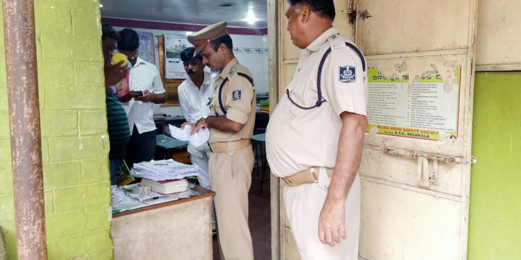 Police crackdown: 14 brokers at RTO held